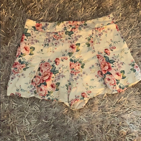 Pretty floral print shorts 🥀💕👀 - Picture 2 of 3